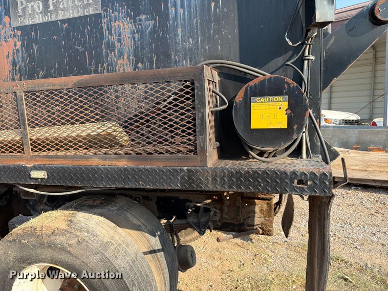 image for item EW8627 2013 International 7400 oil distributor truck