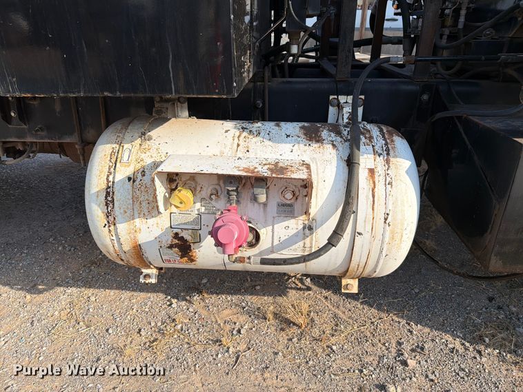image for item EW8627 2013 International 7400 oil distributor truck