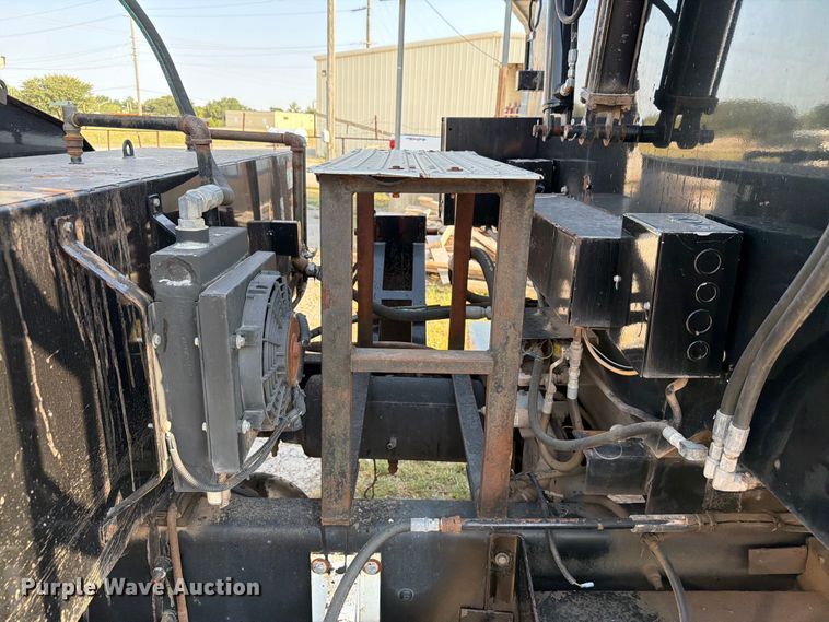image for item EW8627 2013 International 7400 oil distributor truck