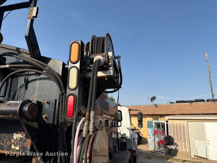 image for item EW8627 2013 International 7400 oil distributor truck