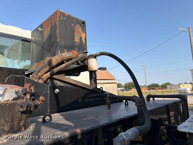 image for item EW8627 2013 International 7400 oil distributor truck