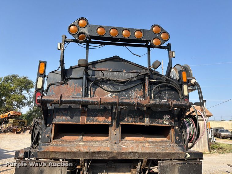 image for item EW8627 2013 International 7400 oil distributor truck