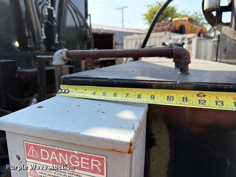 image for item EW8627 2013 International 7400 oil distributor truck