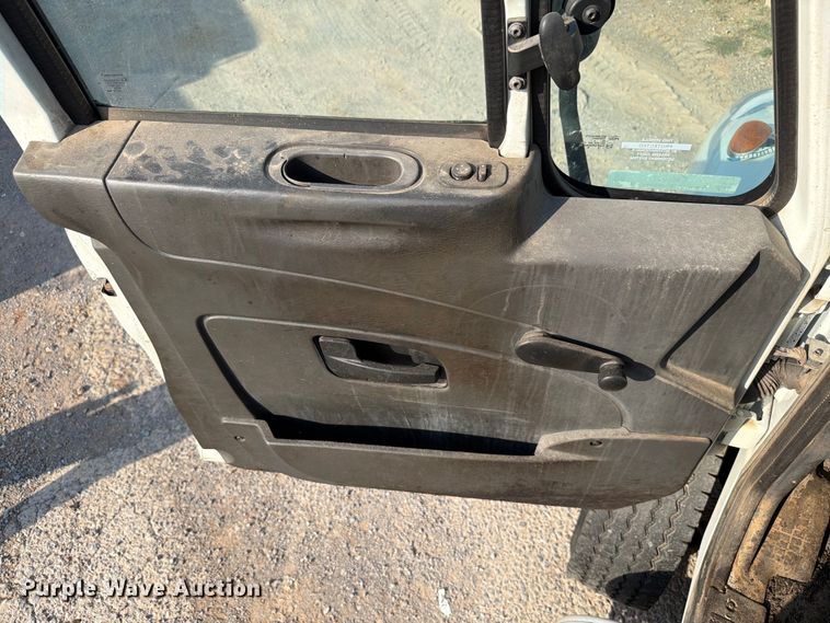 image for item EW8627 2013 International 7400 oil distributor truck