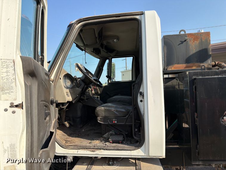 image for item EW8627 2013 International 7400 oil distributor truck