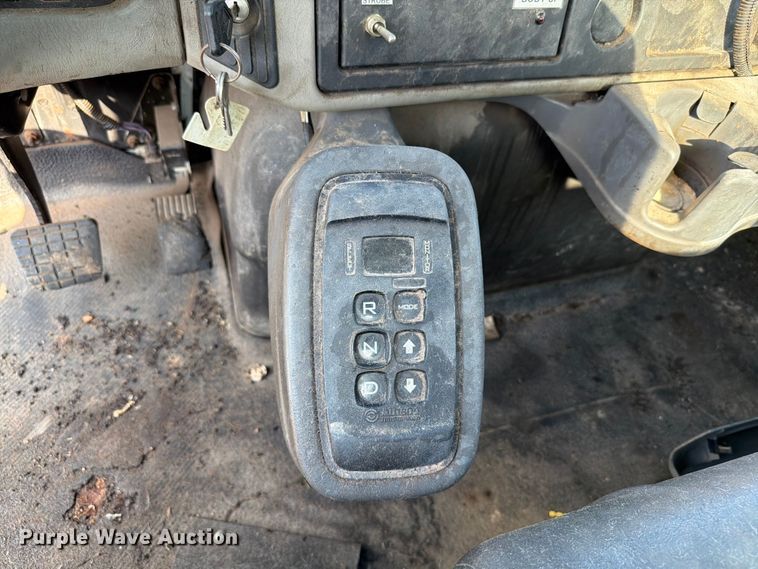 image for item EW8627 2013 International 7400 oil distributor truck