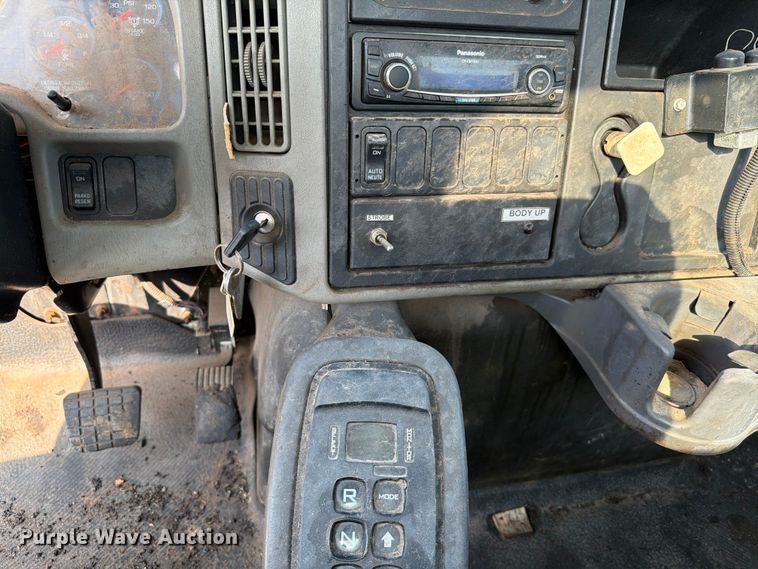 image for item EW8627 2013 International 7400 oil distributor truck