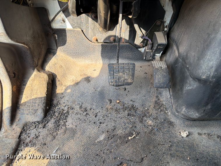 image for item EW8627 2013 International 7400 oil distributor truck