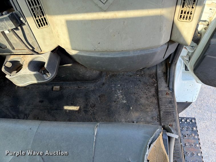 image for item EW8627 2013 International 7400 oil distributor truck