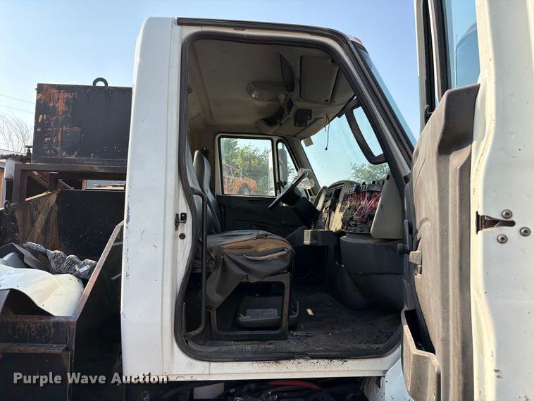 image for item EW8627 2013 International 7400 oil distributor truck