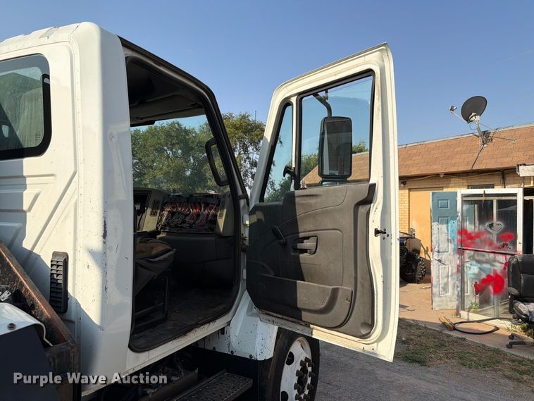 image for item EW8627 2013 International 7400 oil distributor truck