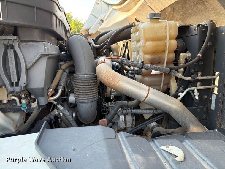 image for item EW8627 2013 International 7400 oil distributor truck