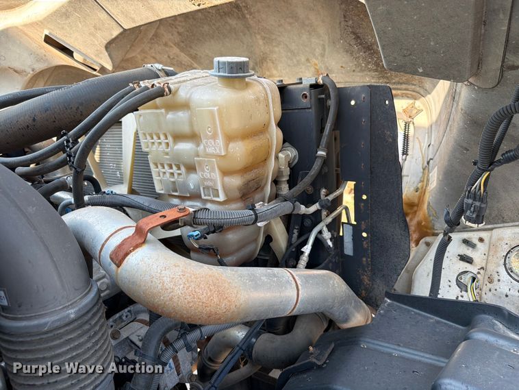 image for item EW8627 2013 International 7400 oil distributor truck