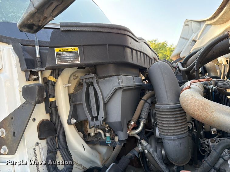 image for item EW8627 2013 International 7400 oil distributor truck