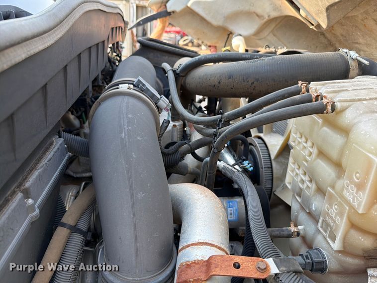 image for item EW8627 2013 International 7400 oil distributor truck