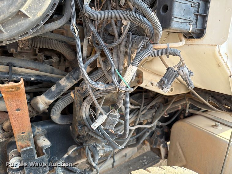 image for item EW8627 2013 International 7400 oil distributor truck