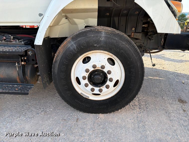 image for item EW8627 2013 International 7400 oil distributor truck