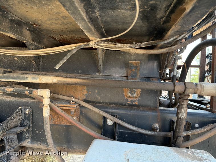 image for item EW8627 2013 International 7400 oil distributor truck