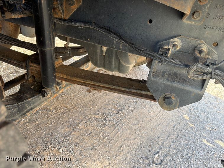 image for item EW8627 2013 International 7400 oil distributor truck