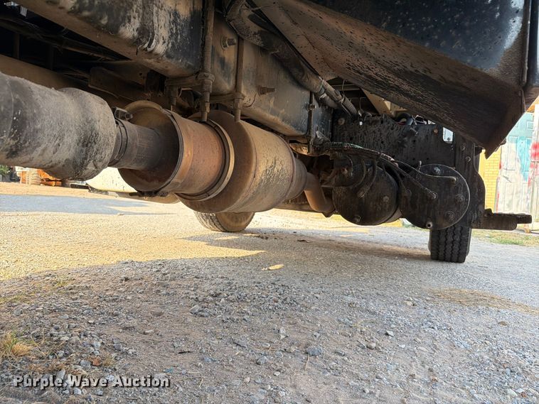 image for item EW8627 2013 International 7400 oil distributor truck