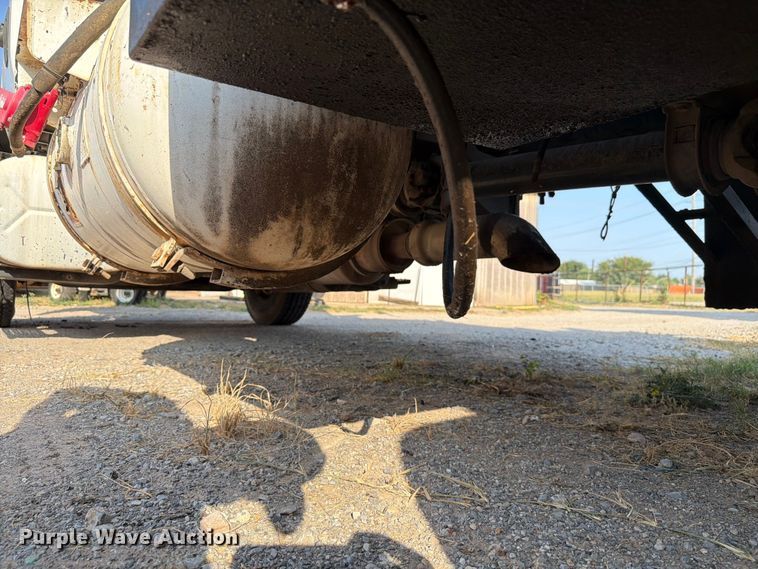 image for item EW8627 2013 International 7400 oil distributor truck