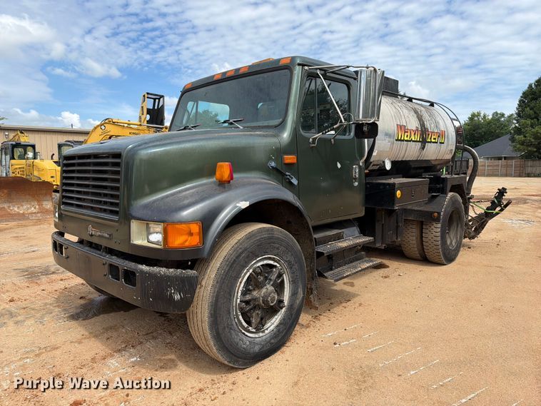 1994 International 4900 oil distributor truck