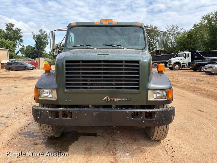image for item EX2569 1994 International 4900 oil distributor truck