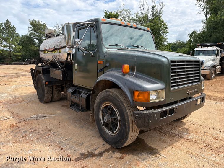 image for item EX2569 1994 International 4900 oil distributor truck
