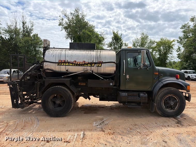 image for item EX2569 1994 International 4900 oil distributor truck
