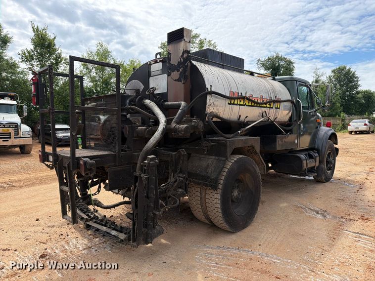 image for item EX2569 1994 International 4900 oil distributor truck