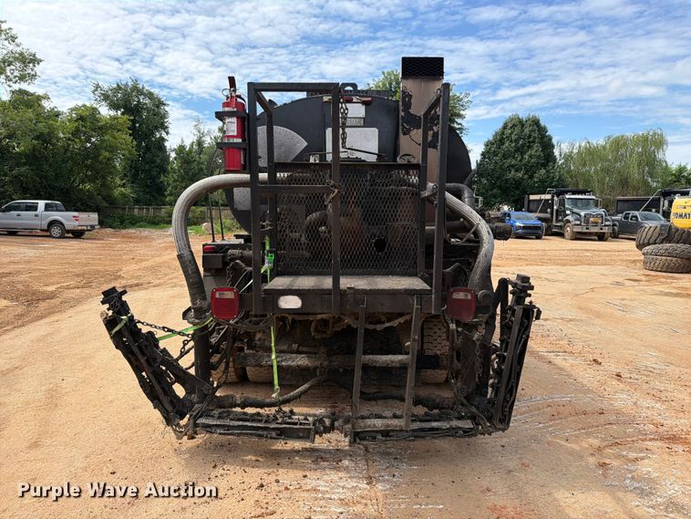 image for item EX2569 1994 International 4900 oil distributor truck