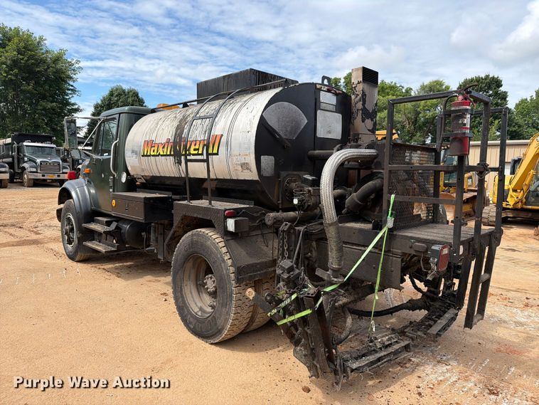 image for item EX2569 1994 International 4900 oil distributor truck