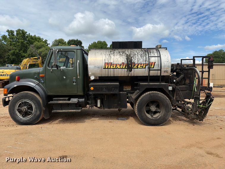 image for item EX2569 1994 International 4900 oil distributor truck