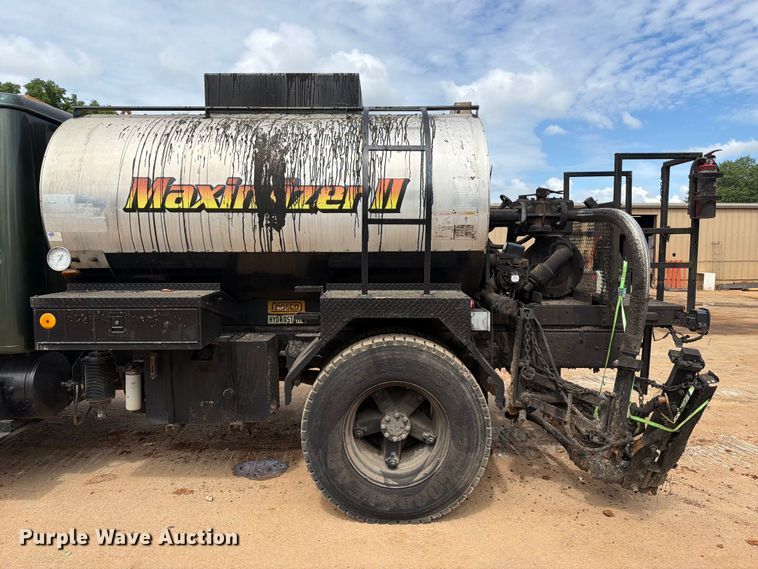 image for item EX2569 1994 International 4900 oil distributor truck