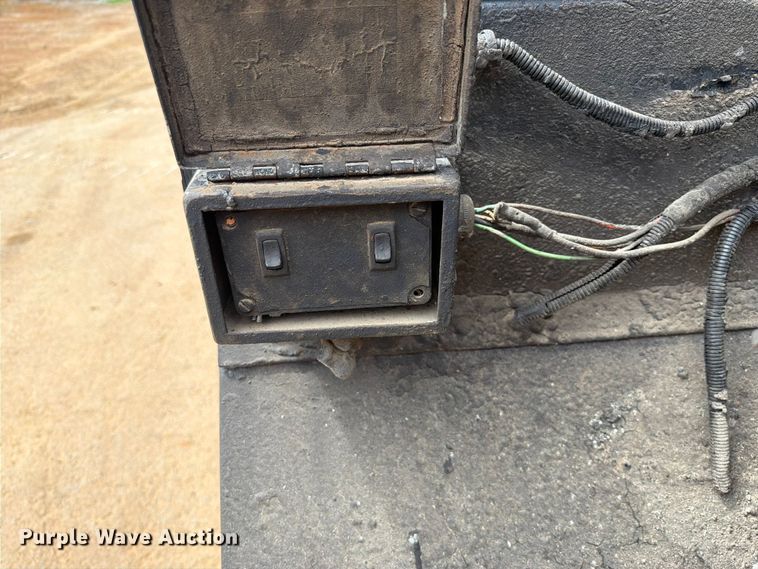 image for item EX2569 1994 International 4900 oil distributor truck