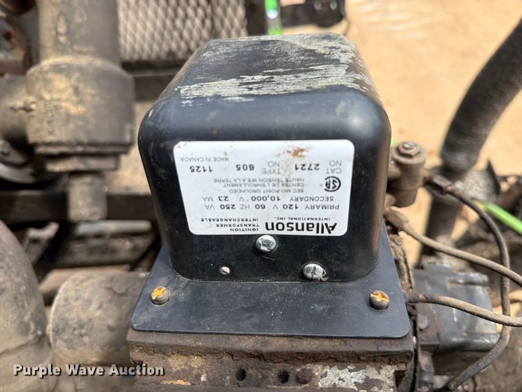image for item EX2569 1994 International 4900 oil distributor truck