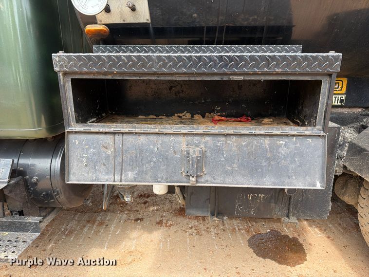 image for item EX2569 1994 International 4900 oil distributor truck