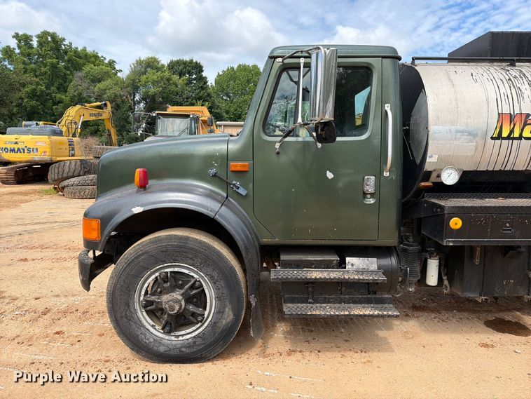 image for item EX2569 1994 International 4900 oil distributor truck