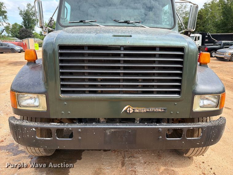 image for item EX2569 1994 International 4900 oil distributor truck