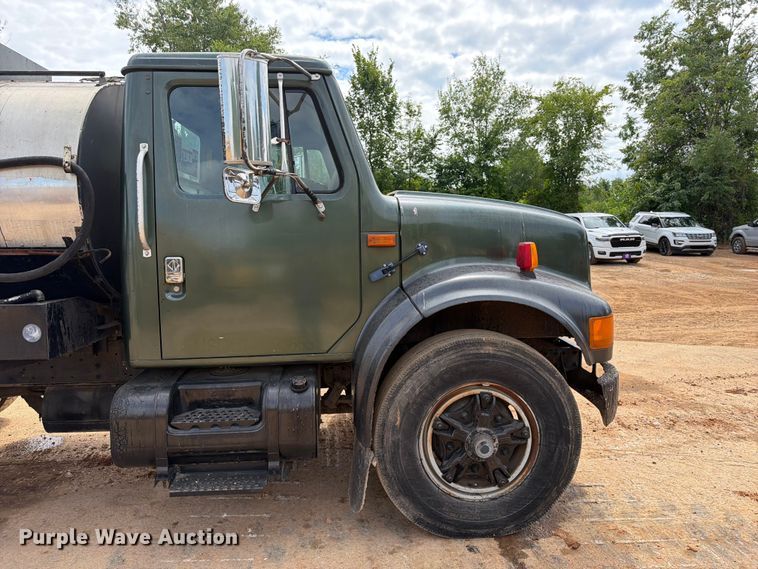 image for item EX2569 1994 International 4900 oil distributor truck