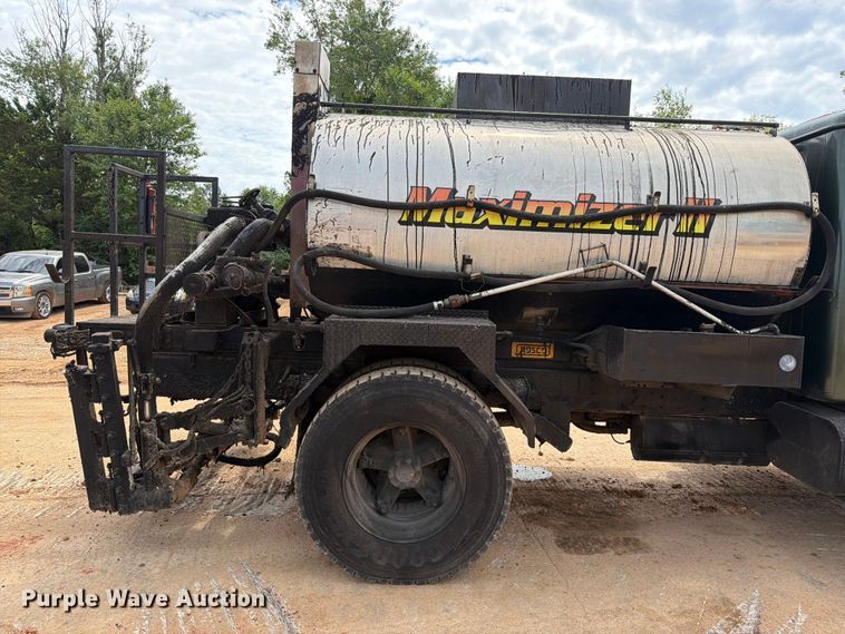 image for item EX2569 1994 International 4900 oil distributor truck