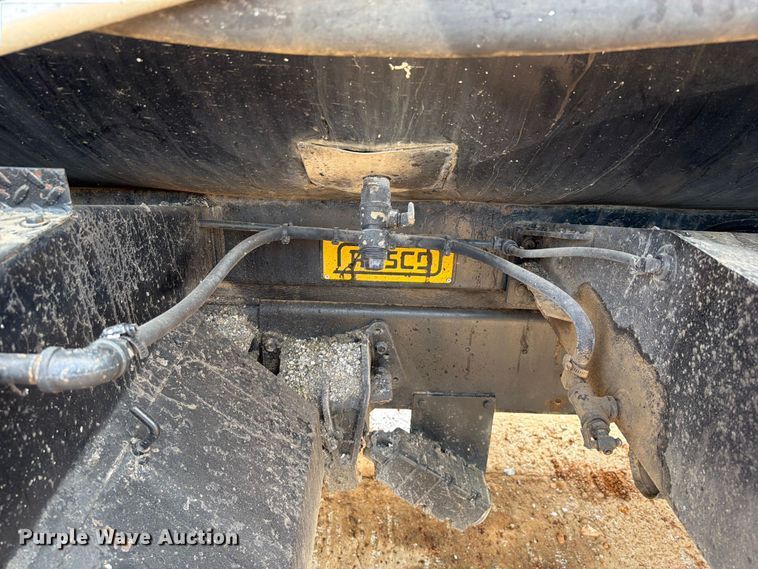 image for item EX2569 1994 International 4900 oil distributor truck