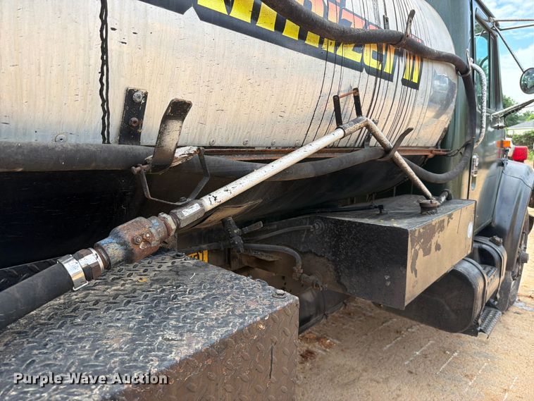 image for item EX2569 1994 International 4900 oil distributor truck