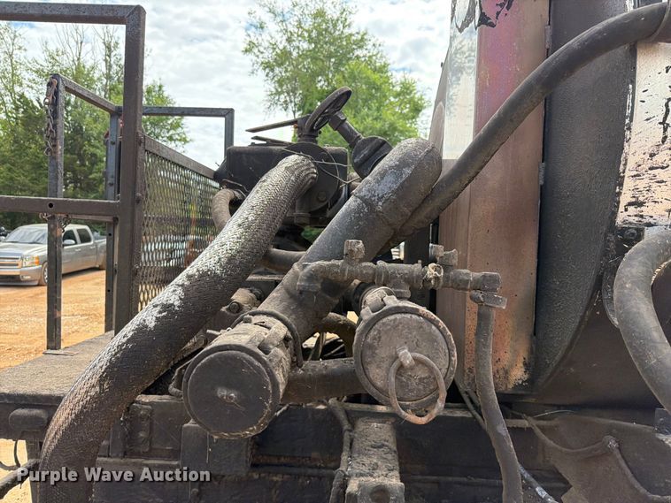 image for item EX2569 1994 International 4900 oil distributor truck