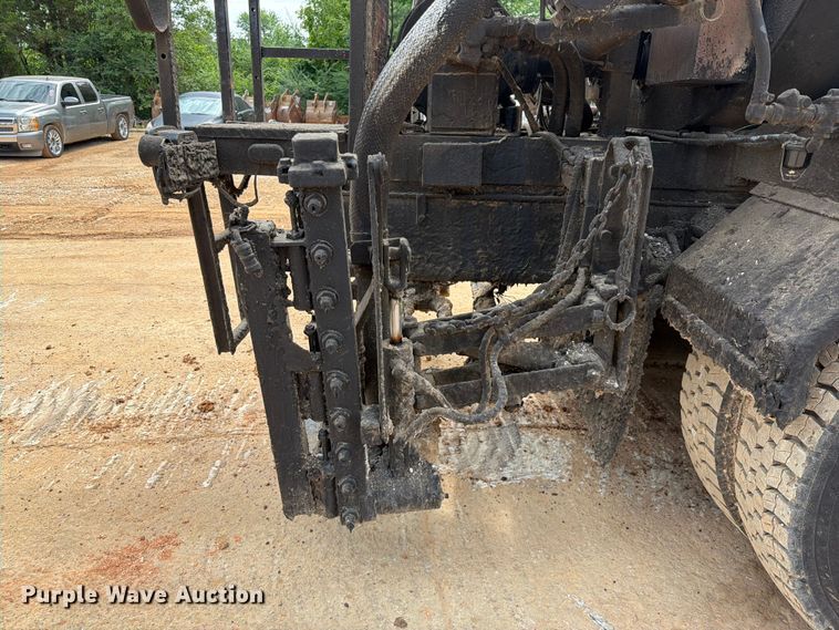 image for item EX2569 1994 International 4900 oil distributor truck