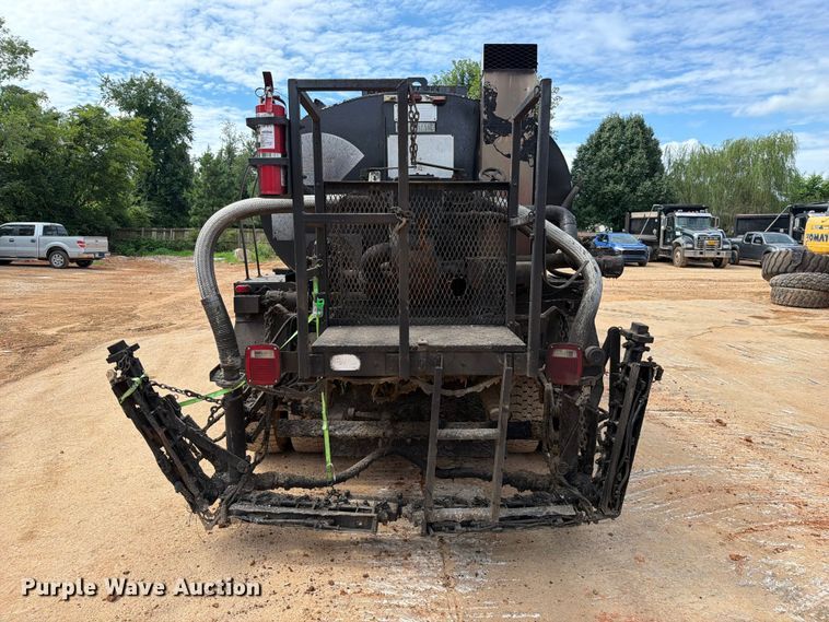 image for item EX2569 1994 International 4900 oil distributor truck