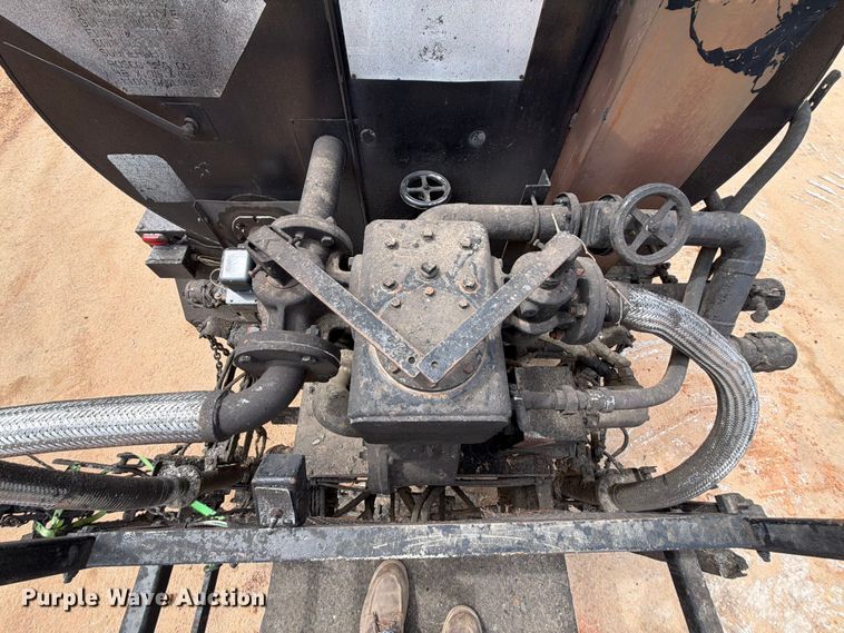 image for item EX2569 1994 International 4900 oil distributor truck