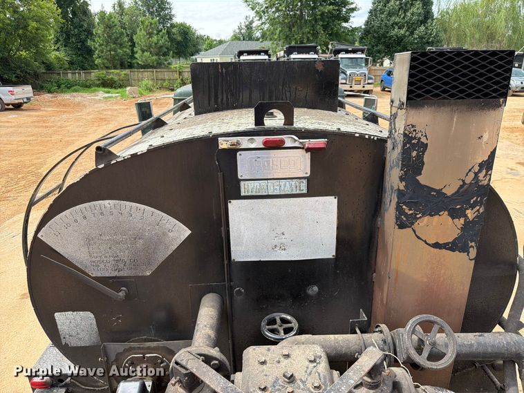 image for item EX2569 1994 International 4900 oil distributor truck