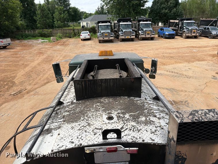 image for item EX2569 1994 International 4900 oil distributor truck