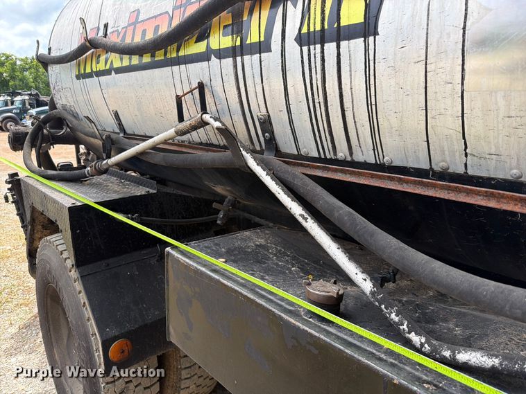 image for item EX2569 1994 International 4900 oil distributor truck